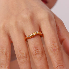 Anel Onda Minimalista Banhado a Ouro 18K com Strass